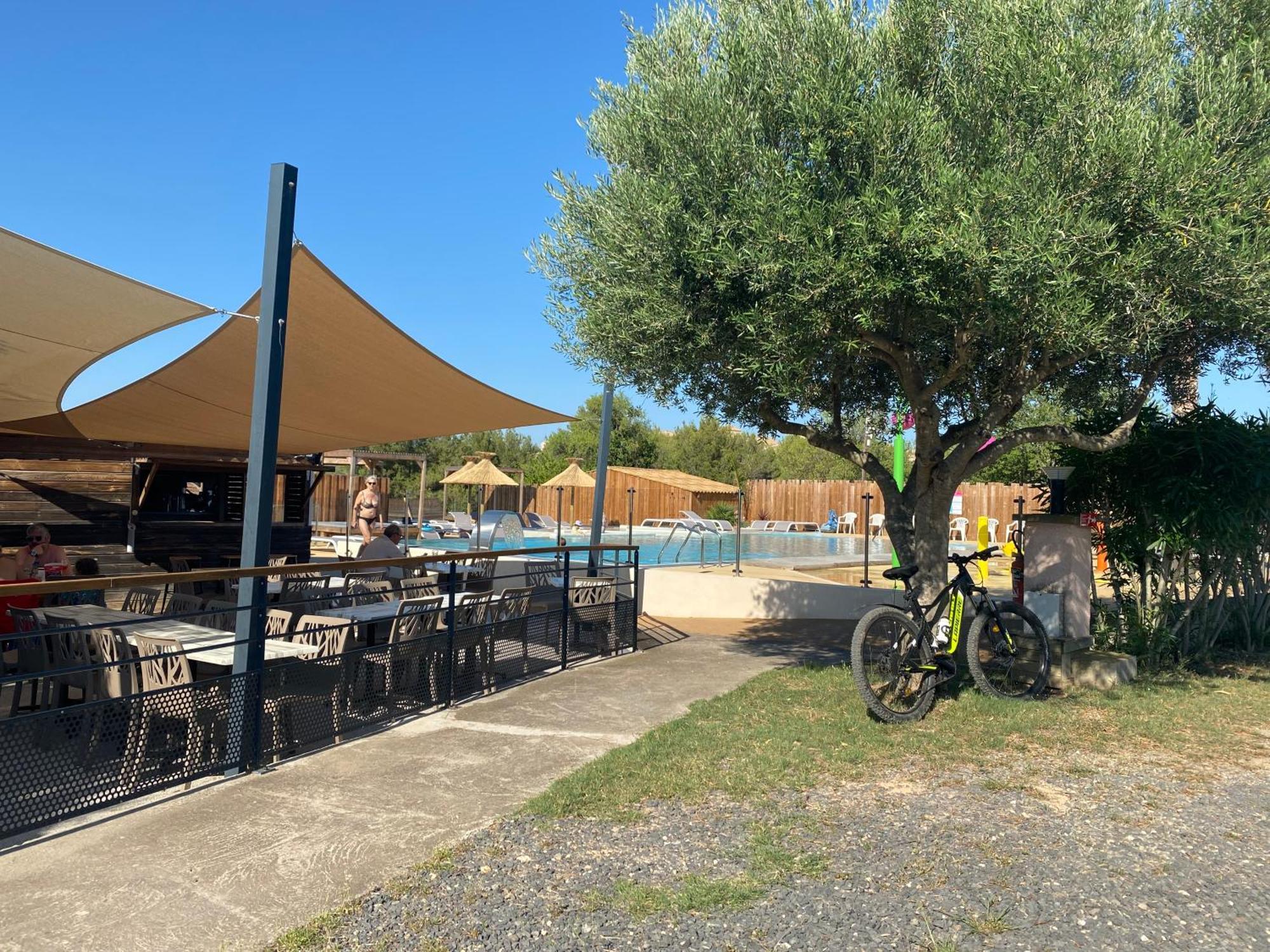 Camping Les Amandiers Castelnau-de-Guers Exterior photo